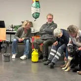 Personen sitzen im Stuhlkreis beim Wichteln